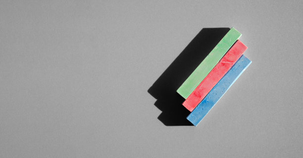 用彩色蜡笔在黑板上画画，为上学做准备。顶部视图与复制空间。用粉笔在黑板上画画，准备上学。海报广告图片下载