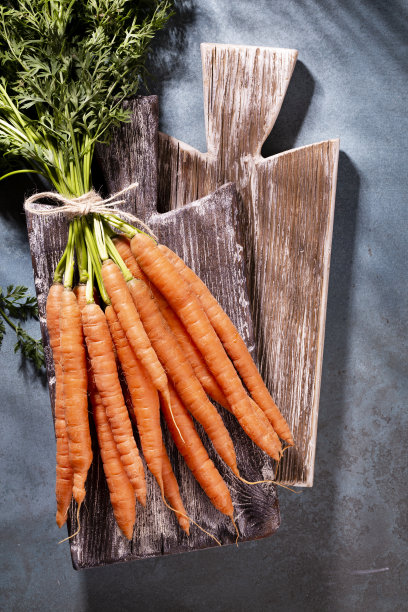 有机胡萝卜在木板上，特写照片。图片下载