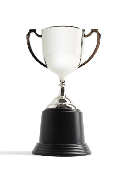 银色奖杯在白色图片下载
