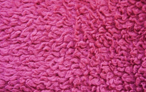 粉红色蓬松的羊毛毯子在特写图片下载