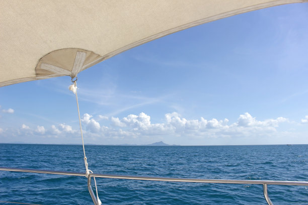 从海上游艇上俯瞰扶手图片下载