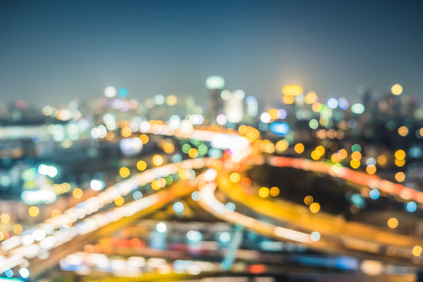 模糊散景鸟瞰泰国曼谷夜景的现代建筑、金融和高速公路图片下载