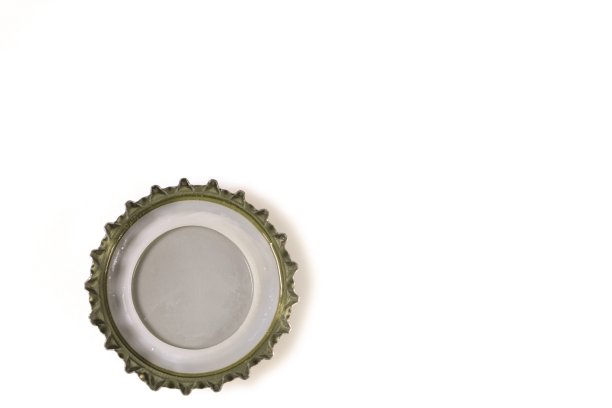 近距离观察孤立在白色背景上的金属帽。图片下载