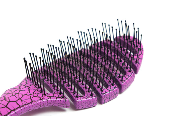 梳理过程中脱发，老年人和成年人白发，问题严重，背景白色。概念脱发，秃顶和头发护理。图片下载