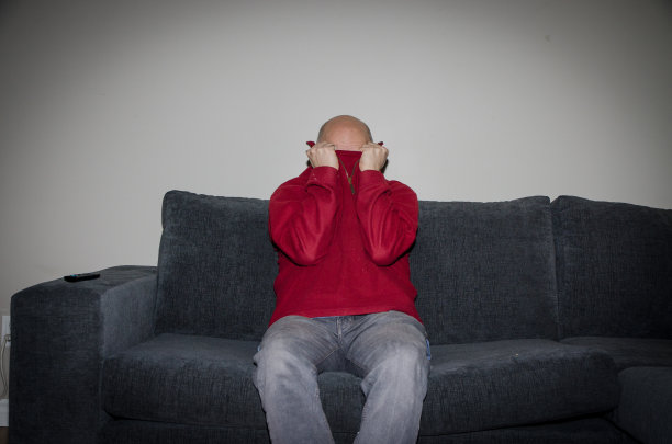 在电视机前的中年男人图片下载