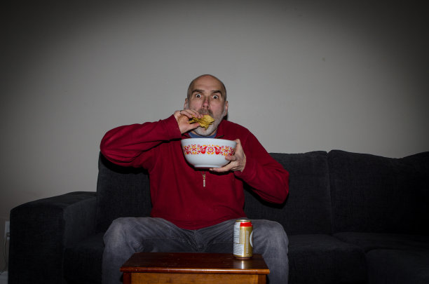 在电视机前的中年男人图片下载