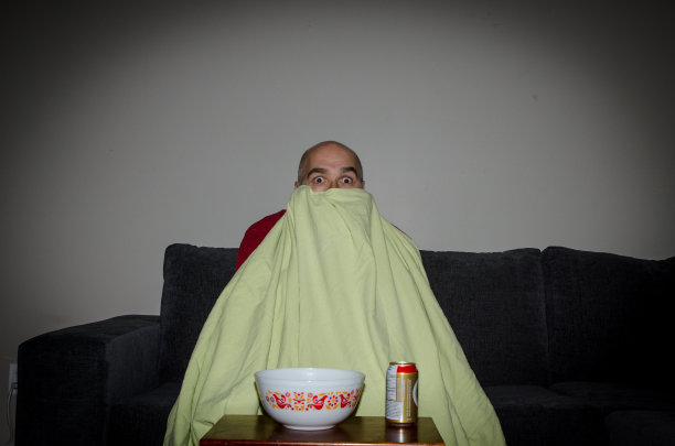 在电视机前的中年男人图片下载