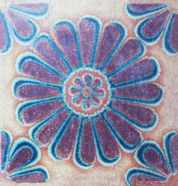 老房子立面传统瓷砖的细节。装饰瓷砖。瓦伦西亚传统瓷砖。花卉装饰。图片下载