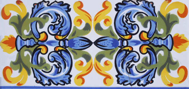 老房子立面传统瓷砖的细节。装饰瓷砖。瓦伦西亚传统瓷砖。花卉装饰。图片下载
