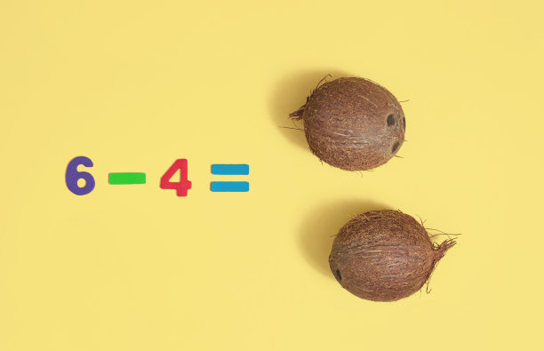 由五颜六色的数字和椰子组成的数学任务。图片下载