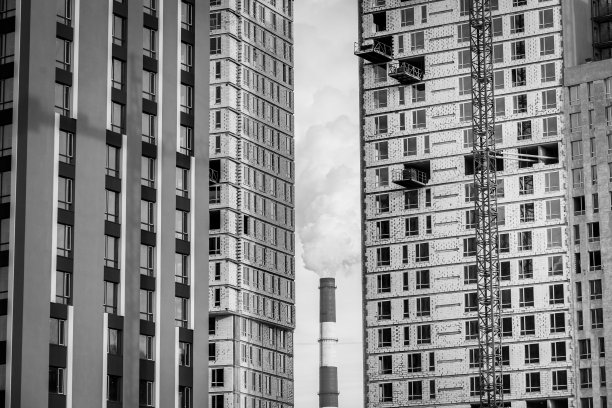 位于火力发电厂蒸汽管道附近的住宅建筑。图片下载