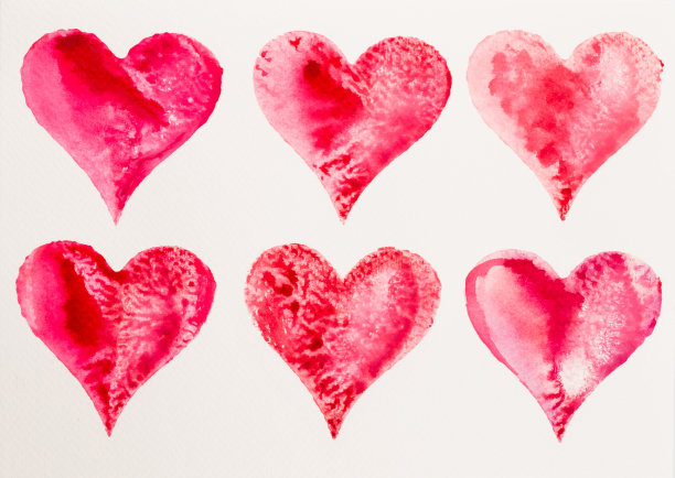 水彩画上粉红色的心，在白色的水彩纸上。图片下载