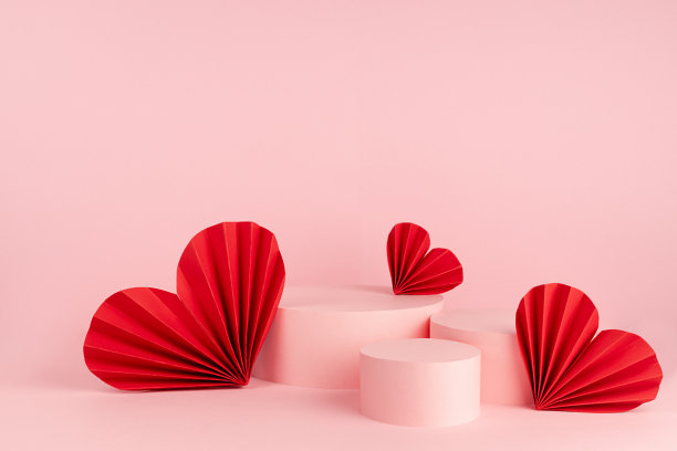 情人节粉彩舞台模型与三个不同的圆讲台，红色的爱纸心，复制空间。浪漫场景模板，用于广告，展示化妆品产品，设计。图片下载
