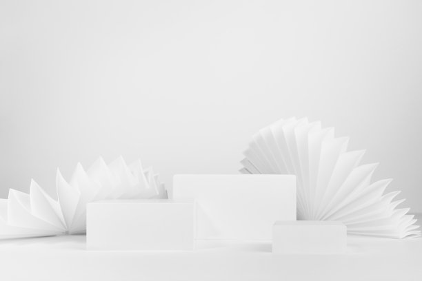 优雅的淡白色舞台，三个不同尺寸的长方形讲台，现代时尚风格，圆形亚洲纸扇，展示化妆产品的模型，广告，设计，正面视图。图片下载