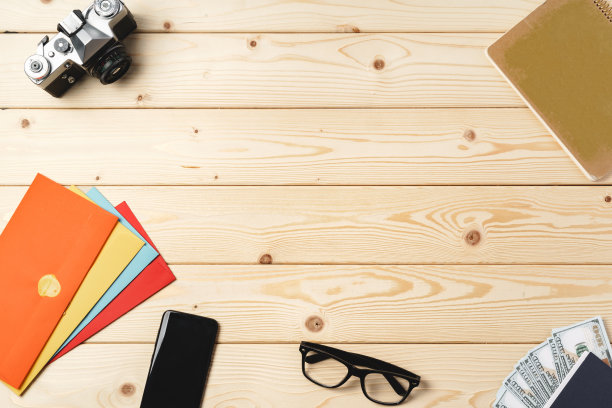 工作的地方与信封，相机，眼镜和智能手机在木制桌面顶视图图片下载