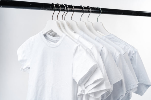 衣服挂在白色背景的衣架上。图片下载