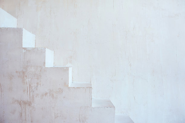 室内有白色楼梯和墙壁。室内、事业、运动、成长、秋季概念图片下载