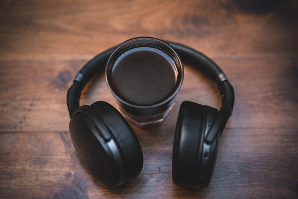 耳机和一杯咖啡图片下载