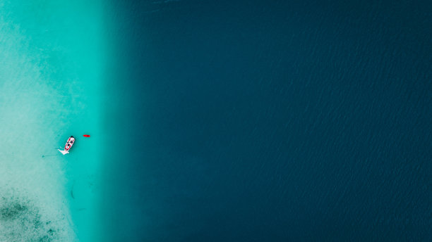 在墨西哥Bacalar的黑色天然井边缘航行。图片下载