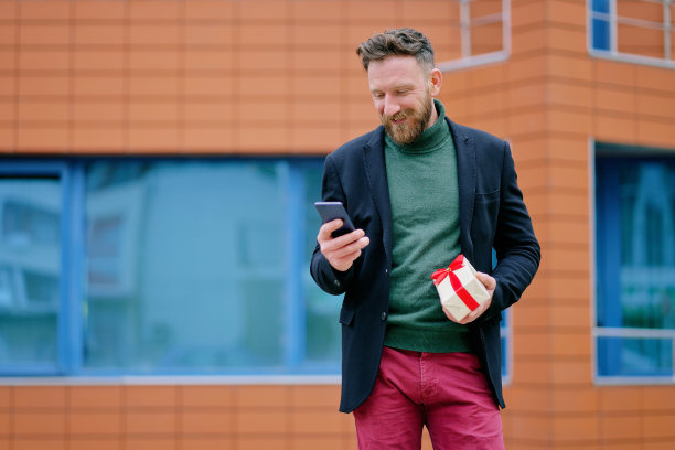 大胡子男人打电话给女友，想给她一个惊喜图片下载
