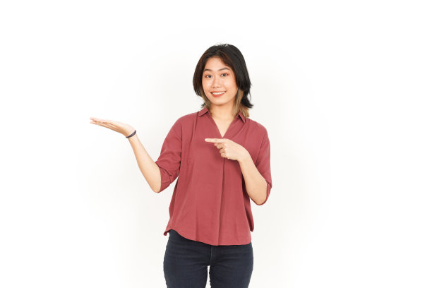 展示和持有产品在开放的手掌上美丽的亚洲妇女孤立在白色背景图片下载