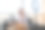 漂亮的视频博主开了个网络研讨会，展示新的化妆品图片下载