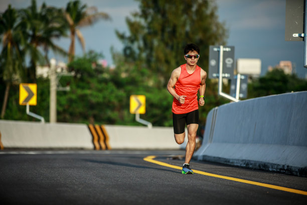 年轻人在早晨的路上奔跑图片下载