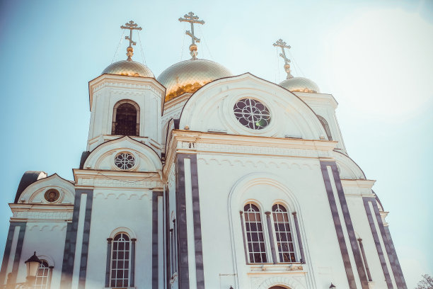 东正教的俄罗斯寺庙，白色的石头映衬着天空图片下载