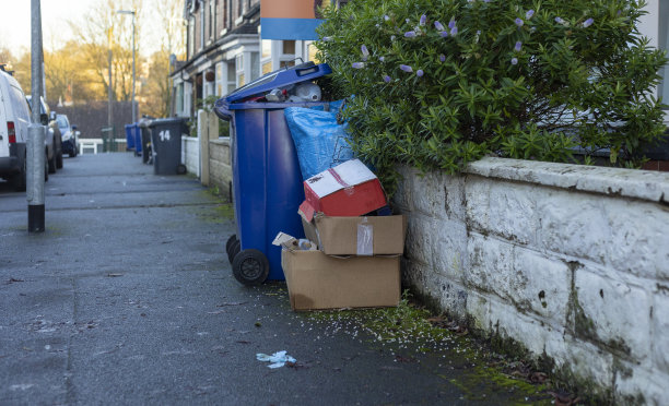 有滑轮的垃圾箱里堆满了垃圾图片下载