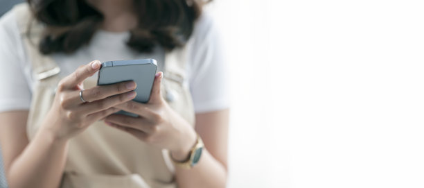 全景拍摄的白人妇女使用智能手机孤立在白色背景。特写视图和复制空间。图片下载