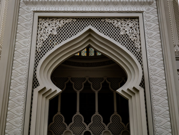 清真寺的外门上有阿拉伯装饰图片下载