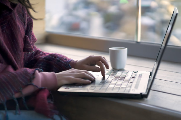 女孩在家用笔记本电脑上网。图片下载