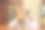 年轻漂亮的单身妈妈在家工作，拿着文件，小女儿在桌子上玩笔记本电脑。图片下载