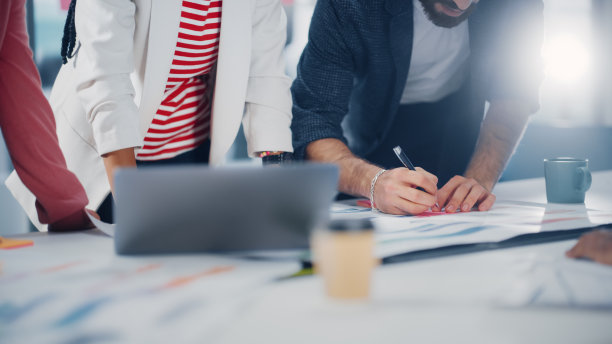 多民族办公室会议室商务人士在大会议桌聚会。多元化创意企业家团队的演讲，使用笔记本电脑。专家在数字电子商务初创公司工作。专注于手图片下载