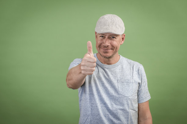 法国人，绿色背景，灰色帽子图片下载