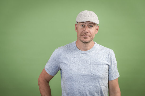 法国人，绿色背景，灰色帽子图片下载