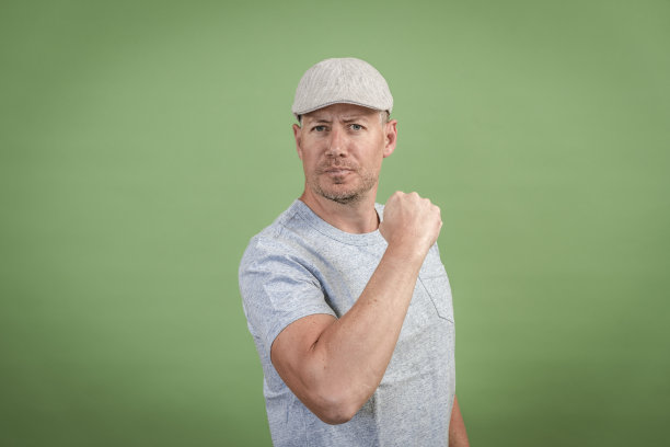 法国人，绿色背景，灰色帽子图片下载