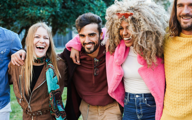 年轻的多种族人群在城市公园玩得很开心-关注非洲女孩的脸图片下载