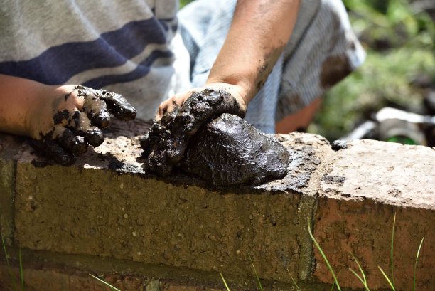 在阳光明媚的日子里玩泥巴图片下载