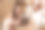 年轻的自由职业者妇女使用笔记本电脑和在厨房工作的肖像图片下载