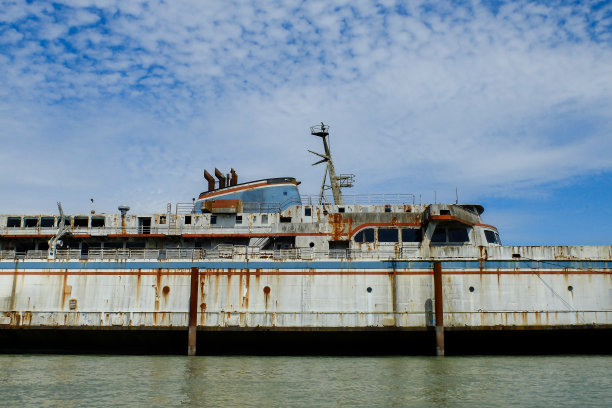 停泊着等待打捞的旧渡船图片下载