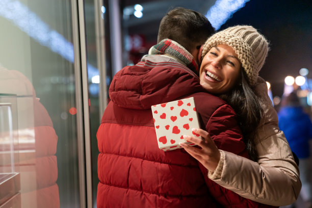 相爱的年轻夫妇带着礼物庆祝。圣诞生日情人节礼物概念图片下载