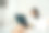 肖像的疲惫美丽的女人有头痛在家里工作后与笔记本电脑很长一段时间。使用笔记本和认真。思考完成的方式。健康科技理念。图片下载