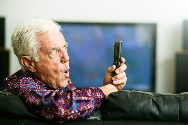 技术难题:一位困惑的老人无法控制他的电视遥控器图片下载