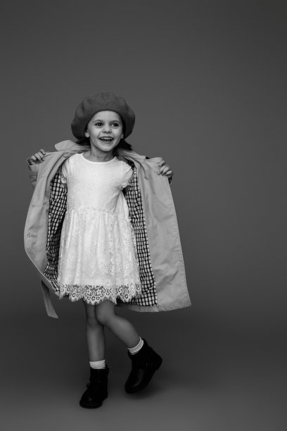 可爱的小女孩穿着白色的连衣裙和外套图片下载