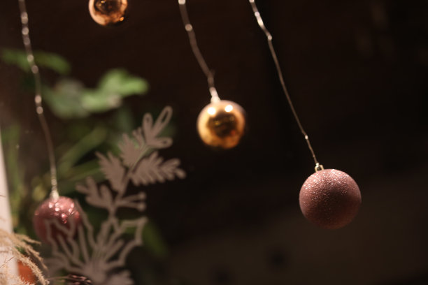 商店橱窗里的圣诞树冒着气泡图片下载