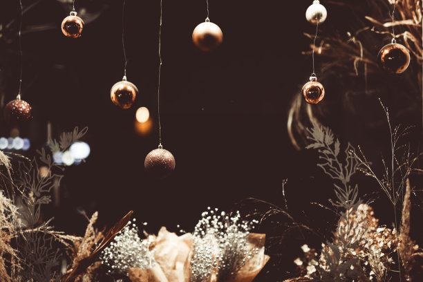 商店橱窗里的圣诞树冒着气泡图片下载