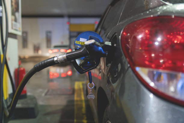 给汽车加油。库存图片图片下载