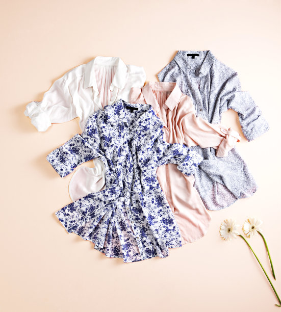 白色背景上有花的时尚衬衫图片下载