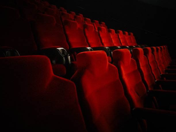 电影院一排排的红色空座位图片下载